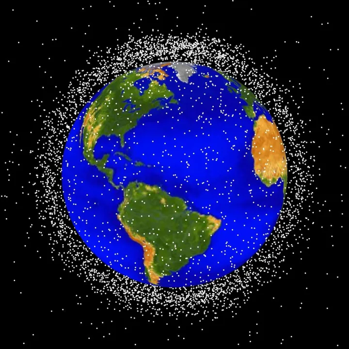 NASA依据当时可追踪在轨物体制作的历史分布示意。白点为便于看清而大幅放大，含部分在役航天器；不是碎片实拍或2026年实时统计。