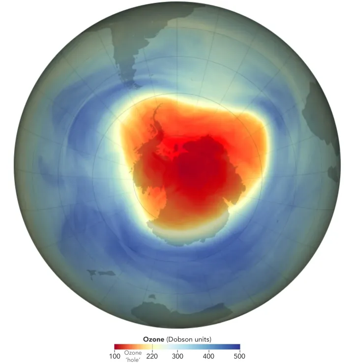 NASA的2024年9月28日南极臭氧监测可视化。本图红色表示较低的臭氧柱总量,蓝色较高;颜色是数据标记,并非肉眼拍到的大气破洞。