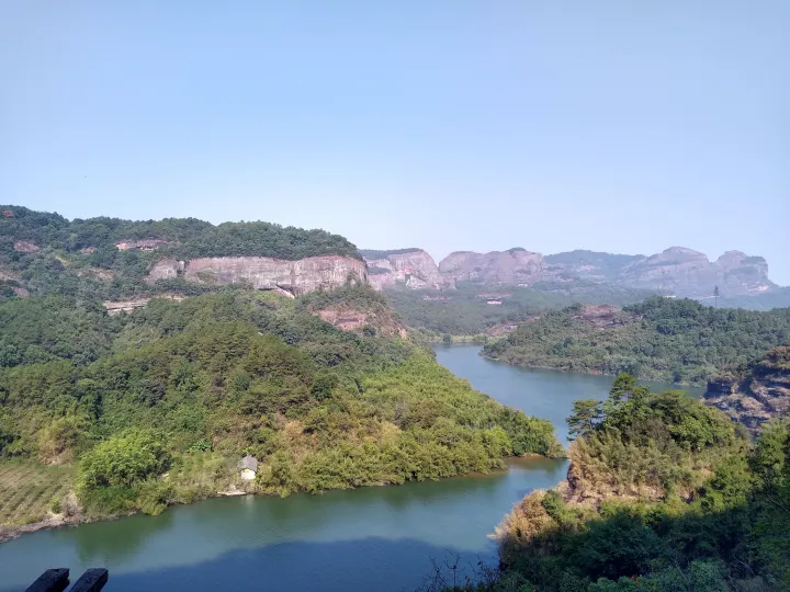 广东丹霞山锦石岩附近的红色陡崖。典型丹霞的关键形态是赤壁丹崖,和张掖彩色缓丘对照来看更清楚。
