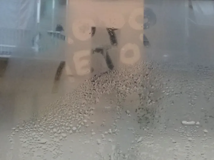 玻璃表面的凝结水珠。水来自空气中的水汽,和冷饮罐外壁凝水是同一种过程。