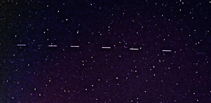 2020年4月28日，美国佐治亚州上空的星链卫星。2秒曝光把移动的光点记录成短线，展示“光点列车”的外观。