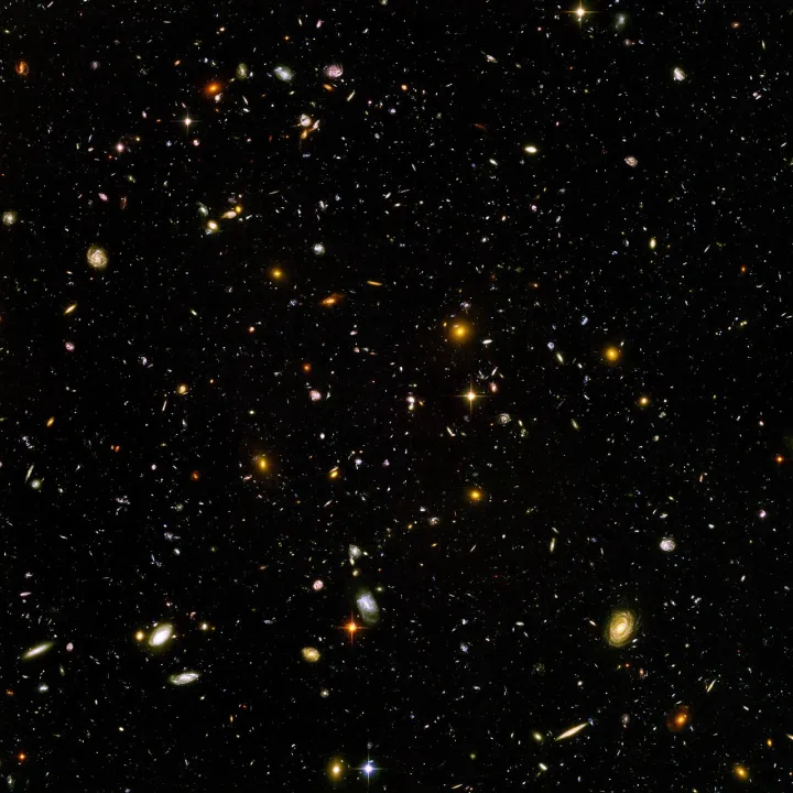 哈勃超深空场中的遥远星系仍属于我们这个宇宙。这张观测图不显示平行宇宙。