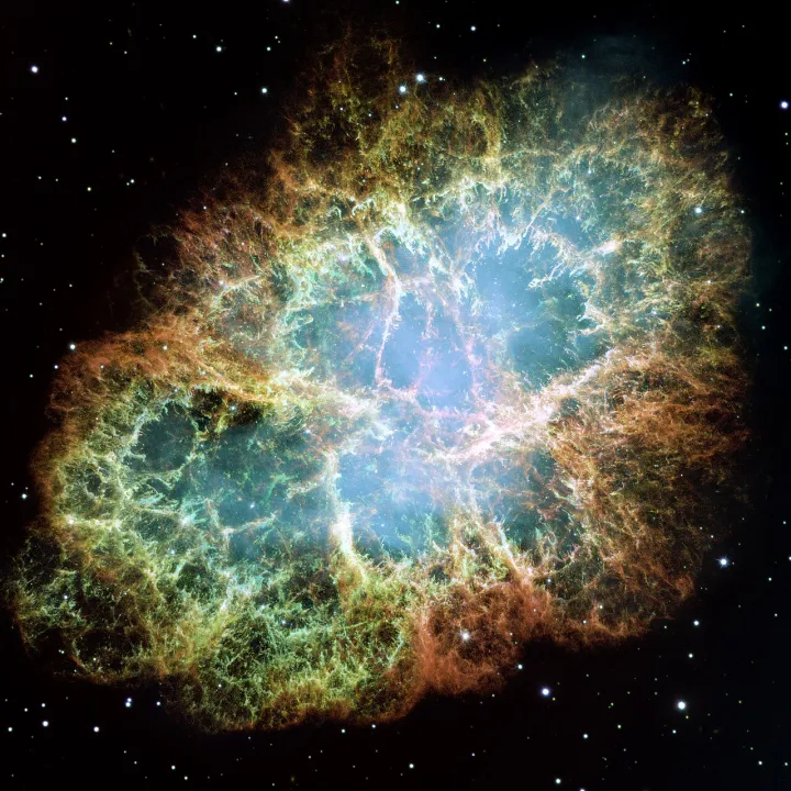 蟹状星云的哈勃拼接观测图,是1054年超新星留下的遗迹,中心存在脉冲星。颜色用来呈现不同辐射成分。